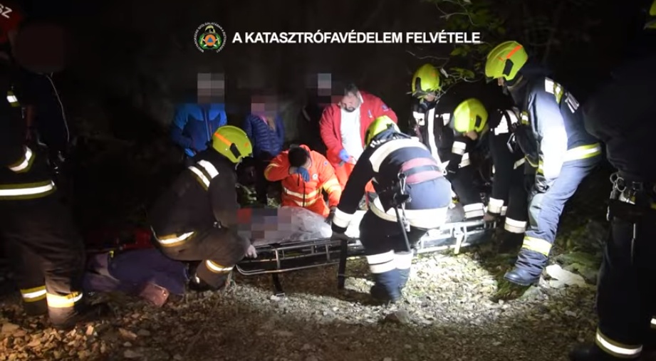 Tizenöt métert zuhanva szakadékba esett egy fiatal férfi - videó a mentésről