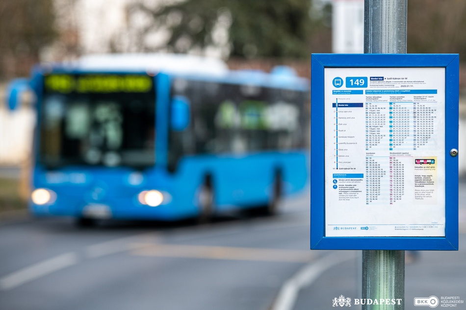Megújulnak a közlekedési menetrend táblák a BKK-nál