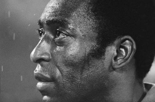 Nyolcvankét éves korában, hosszú betegség után meghalt Pelé